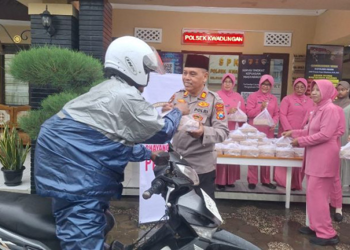 Polres Ngawi dan Polsek Jajaran Rutin Bagikan 500 Paket Nasi dan Takjil Setiap Hari Selama Ramadan