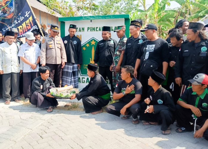 TNI-Polri di Temayang Dampingi Warga Pagar Nusa Bongkar Tugu Perguruan Silat
