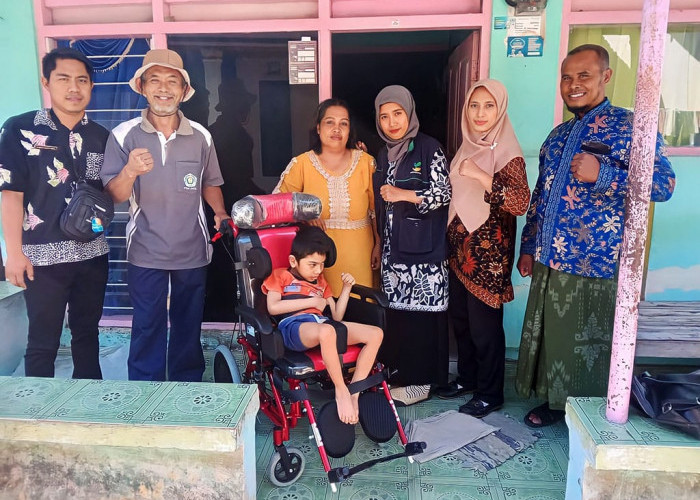 Dinsos P3A Lumajang Serahkan Bantuan Kursi Roda untuk Febrian, Anak Disabilitas Asal Tukum
