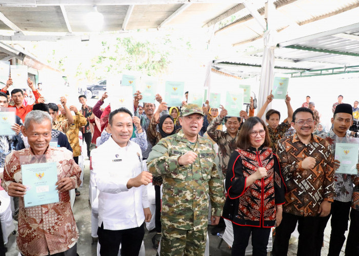 Serahkan 965 Sertipikat Konsolidasi Tanah di Jateng, Menteri Nusron: Tanah Harus Punya Fungsi Sosial