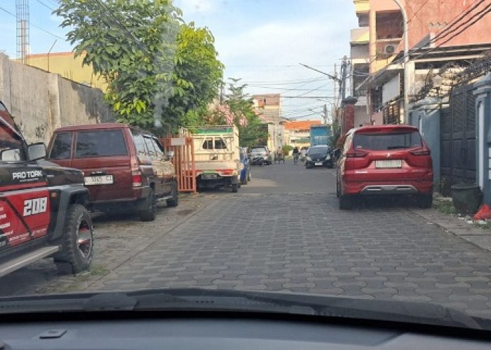 Akses Publik Sidotopo Wetan Jadi Parkir Berbayar , Warga Keluhkan Penyempitan Jalan