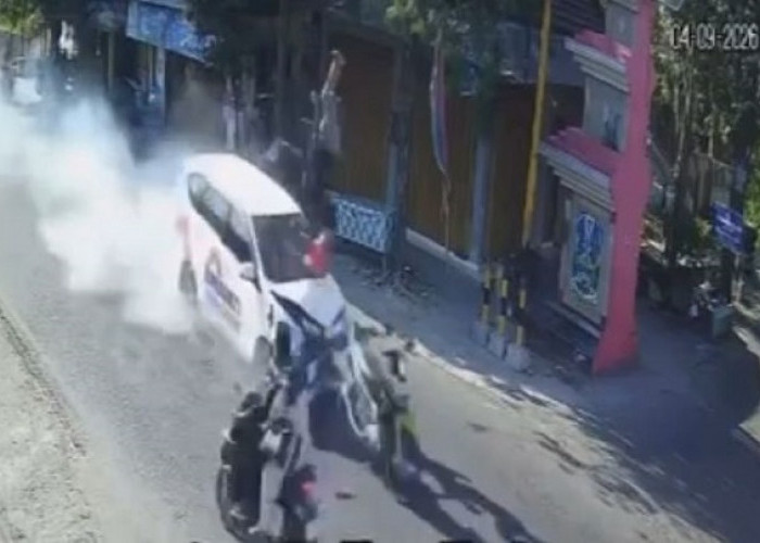 Daihatsu Sigra Seruduk Motor di Dukun Gresik, Dua Pengendara Terlempar dan Terluka