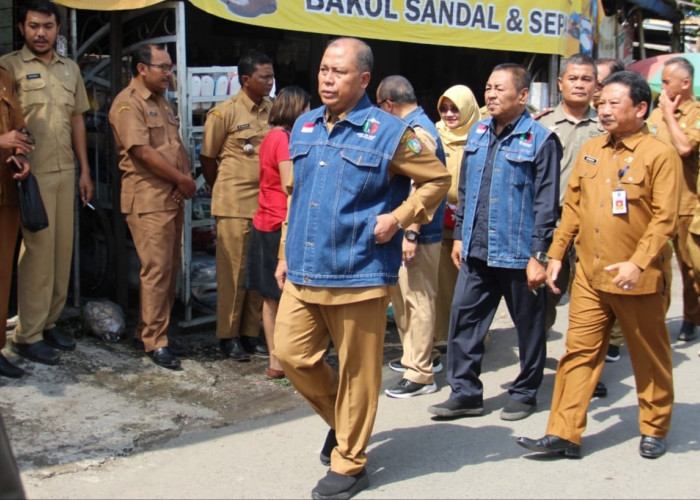 Pedagang Pindah Berjualan di Pinggir Jalan, Pj Bupati Jombang Sidak Pasar Perak