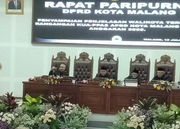 Rapat Paripurna DPRD, Pj Wali Kota Malang Targetkan PAD 2025 Rp 1 Triliun