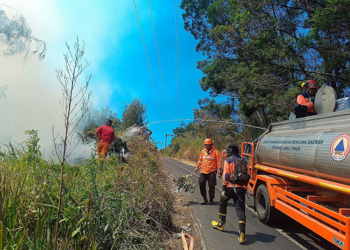 Berbagai upaya pengeringan dan pemadaman yang dilakukan petugas. Salah satunya dengan melakukan pemadaman manual untuk menjangkau titik-titik api. (Foto: Dok. BPBD Provinsi Jawa Timur)
