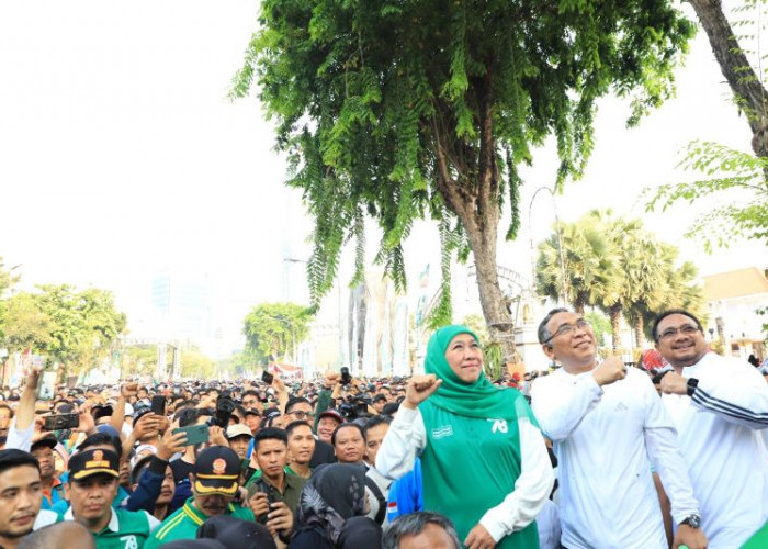 Gubernur Khofifah Berbaur dengan Jutaan Peserta Jalan Santai di Hari Santri 