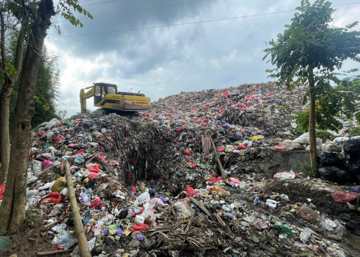 TPA Milangasri Magetan Dipaksa Terima Sampah Meski Sudah Overload