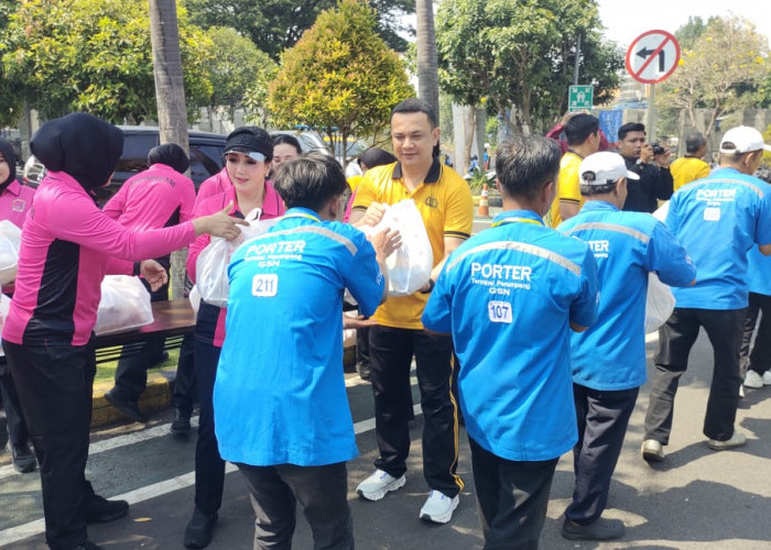 Sambut HKGB ke-74, Kapolres Pelabuhan Tanjung Perak Salurkan Bansos untuk Portir