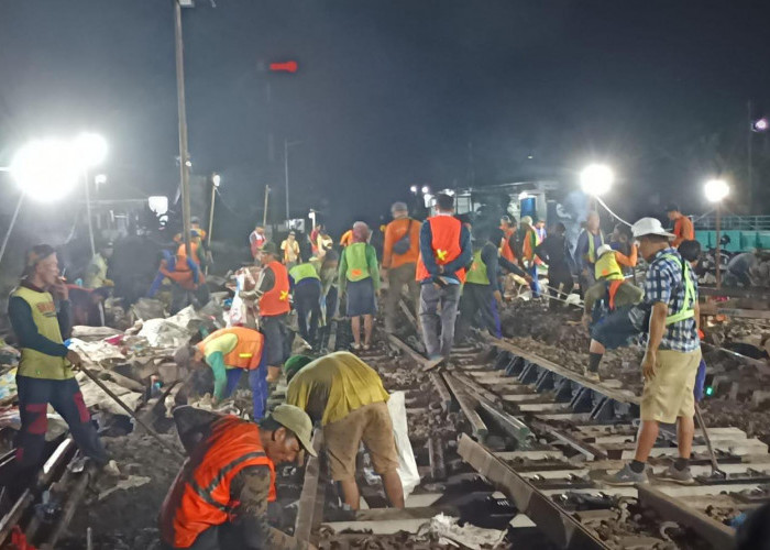 Jelang Nataru, KAI Daop 9 Jember Perkuat Komitmen Keselamatan dan Kenyamanan dengan Penggantian Rel Kereta Api