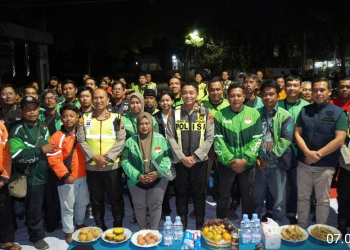 Perkuat Sinergi Jaga Harkamtibmas, Polres Bojonegoro Cangkrukan dan Doa Bersama Komunitas Ojol