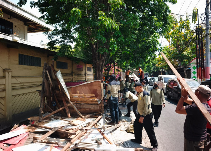 Bangun Lapak di Atas Sungai, 115 PKL Direlokasi ke Pasar Kuliner Kalijudan
