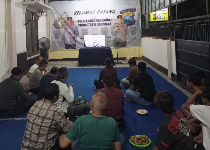 Pererat Silaturahmi dengan Warga, Polsek Sukomanunggal Nobar Semifinal Piala Presiden