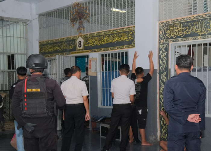 Personil Gabungan Gelar Razia Lapas Kelas I Malang, Wujudkan Zero Halinar