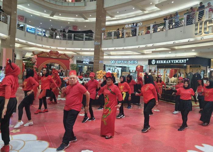 Komunitas Senam Dahlan Iskan Semarakkan Royal Plasa Surabaya dengan Kostum Merah Menyambut Imlek