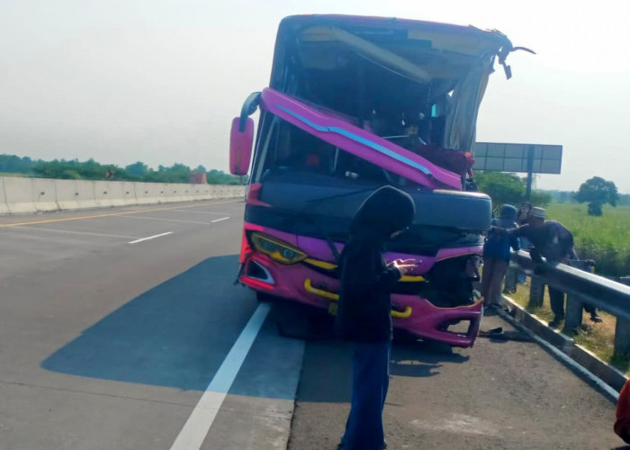 Bus Tabrak Truk di Tol Paspro, Satu Penumpang Tewas