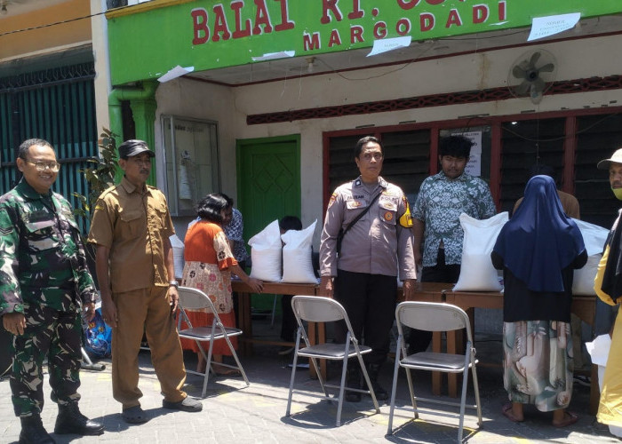 Pastikan Bantuan Tepat Sasaran, Polsek Bubutan Kawal Pembagian Beras Bulog Tahap 3 di Kelurahan Gundih