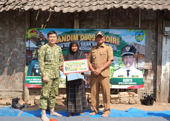 Wujudkan Kemanunggalan di HUT Ke-81 TNI, Dandim Kediri Pimpin Bedah Rumah Warga Kurang Mampu