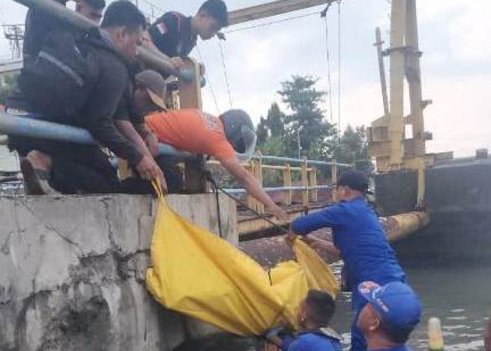 Mayat Pria Ditemukan Mengambang di Dermaga Ujung Surabaya