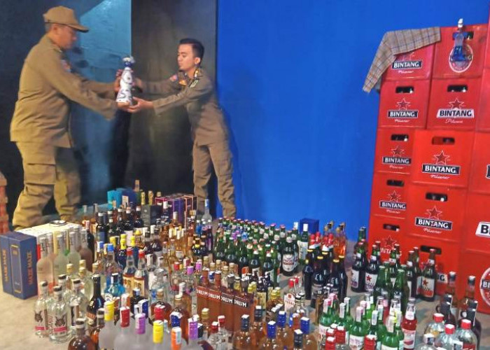 Satpol PP Pasuruan Sita  Ribuan Botol Miras dari Toko Terminal Pandaan