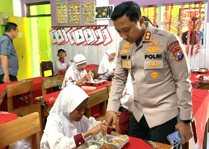MBG Pola Prasmanan SD Islam Pasuruan Jadi Pilot Project, Kapolres Turun Meninjau