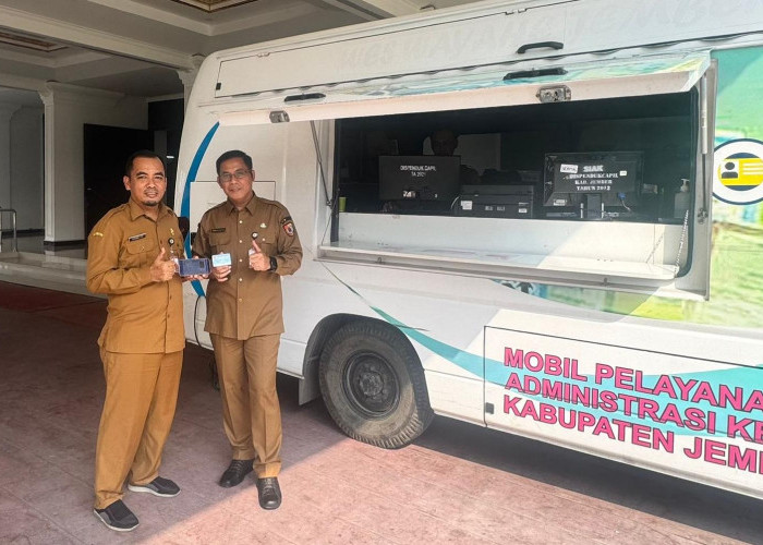 Sentuh Ruang Publik, Disdukcapil Jember Ajak Warga Beralih ke KTP Digital