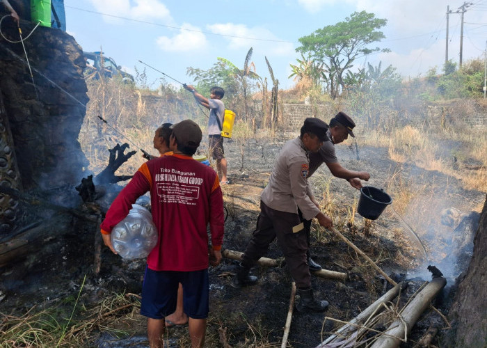 Respon Cepat Polisi Ngawi Bersama Warga Padamkan Kebakaran di Bawah Jembatan Gerih