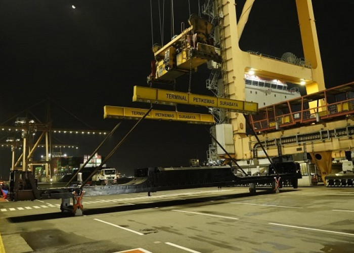 INKA Kirim Tiga Platform Lokomotif ke Australia via Terminal Petikemas Surabaya