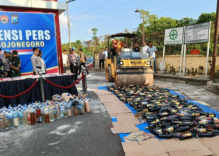 Operasi Pekat Semeru 2026, Polres Bojonegoro Ungkap 75 Kasus Tipiring Miras, Ribuan Liter Toak dan Arak Dimusn