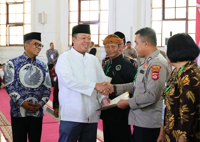 Serahkan 1.334 Sertipikat se-Banten, Nusron Komitmen Tingkatkan Sertipikasi Tanah Wakaf dan Rumah Ibadah