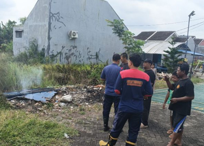 Ganggu Pernapasan, Warga Menganti Gresik Laporkan Pembakaran Sampah ke Damkar