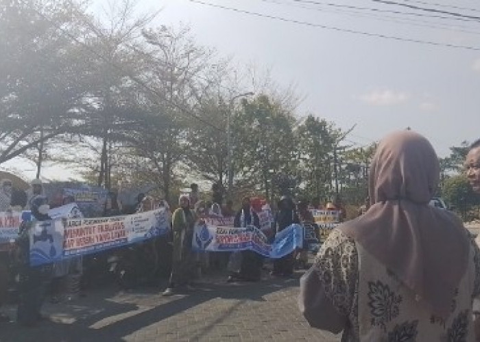  Emak-Emak Tambora Lamongan Protes Krisis Air, Developer Diminta Penuhi Kesepakatan