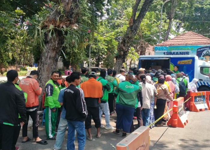 Dapur Gratis Pejuang Jalanan Satlantas Polrestabes Surabaya Diserbu Warga di Taman Bungkul