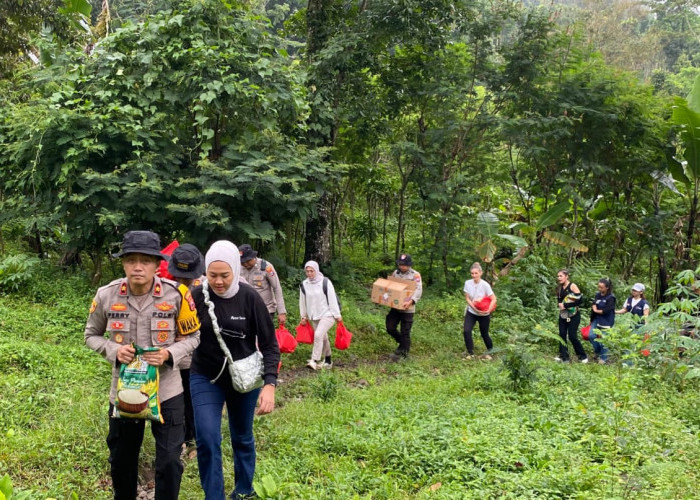 Tak Gentar Jalan Terjal, Polres Jember Sambangi Warga Terpencil di Lereng Argopuro