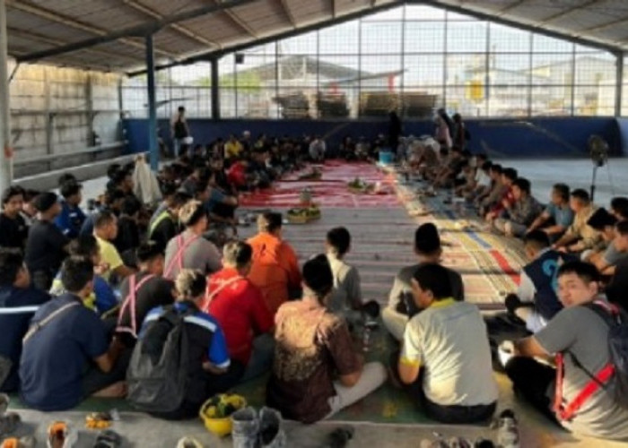 Tragedi Kebakaran PT SPS Lamongan, Karyawan Gelar Doa Bersama untuk 5 Korban Tewas