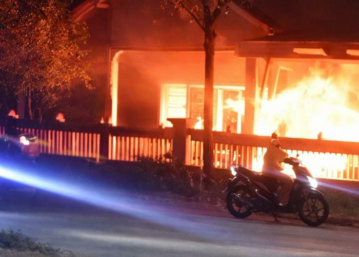 Petaka di Balik Kap Mesin: Niat Perbaiki Mobil, Rumah Warga Jember Ludes Dilalap Api