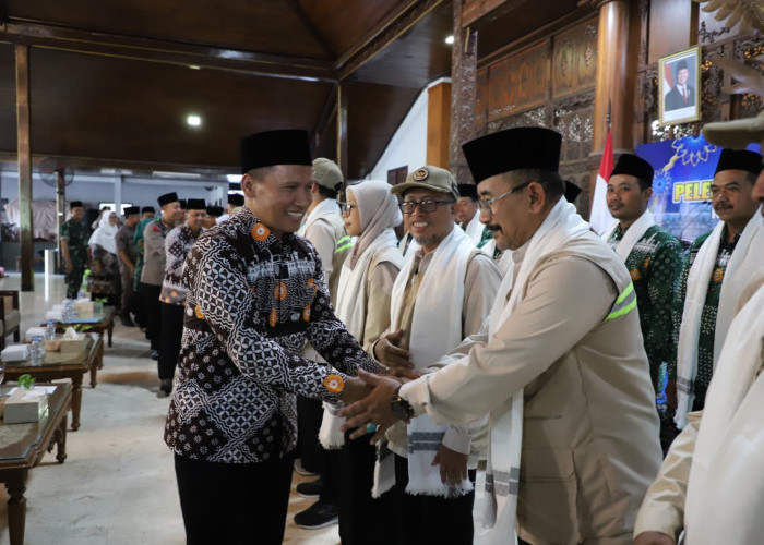 Suasana Haru Iringi Pelepasan CJH Tulungagung, Plt Bupati Minta Jemaah Doakan Daerah Tetap Kondusif