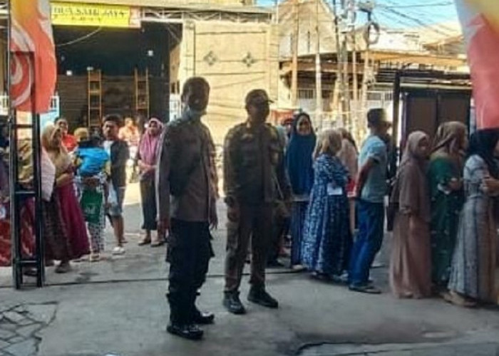 Bantuan Pangan di Tambakrejo Dikawal Polsek Simokerto, Warga Disosialisasi Layanan 110