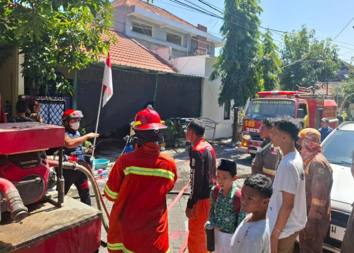 Ditinggal Jumatan, Rumah di Gresik Kota Baru Dilalap Api