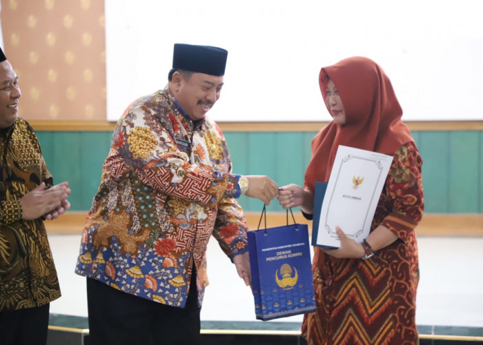 111 ASN Masuki Purnatugas, Bupati Jombang Serahkan SK Pensiun, Apresiasi Pengabdian