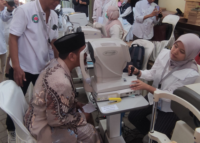 Perdami Jawa Timur Gelar Pemeriksaan Mata dan Bagikan Kacamata Gratis untuk Santri di Jombang