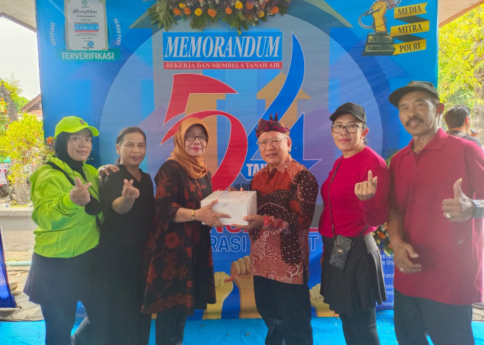 Kelompok Senam Dahlan Iskan Style Ucapkan Selamat dan Berikan Kue HUT Ke-54 SKH Memorandum