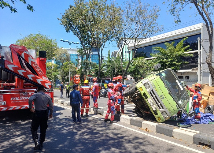 Akibat Ban Bocor, Truk Terguling di Jalan Dupak Sulung Surabaya