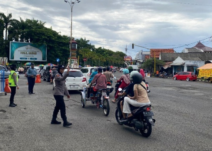 Kawal Tertib Lalin di Jantung Kota, Polres Bangkalan Rutin Giat Commander Wish di Kawasan Padat