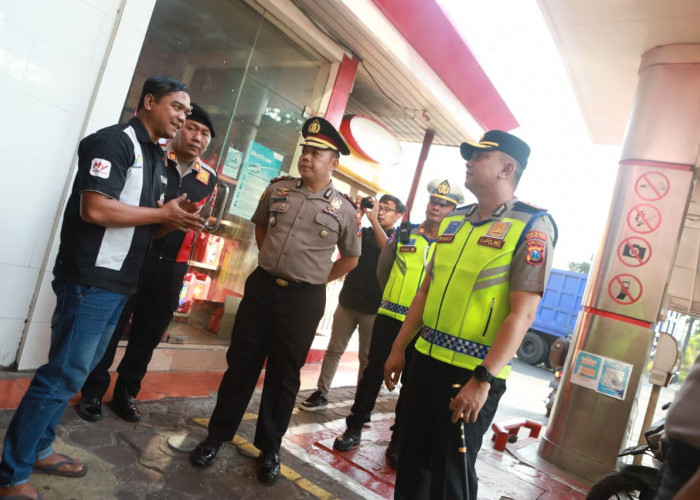 Kapolres Pelabuhan Tanjung Perak Pantau SPBU, Pastikan Stok BBM Aman