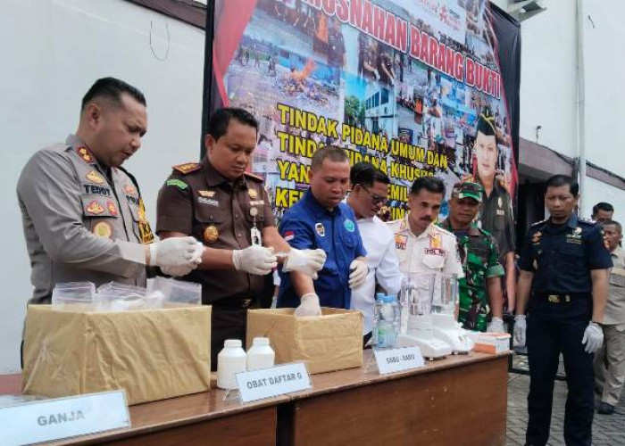 Kejari Kabupaten Pasuruan Musnahkan Ratusan Barang Bukti Kasus Pidana yang Inkracht