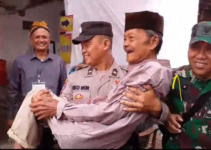 Salut, TNI-Polri di Kota Kediri Gendong Lansia ke TPS untuk Nyoblos
