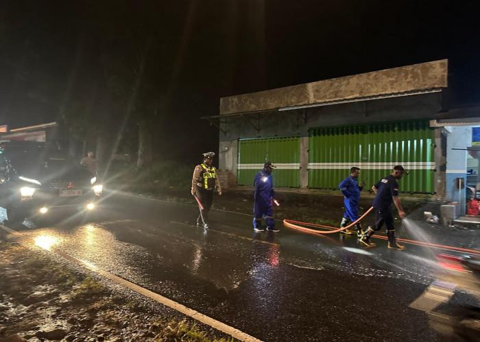 Respon Cepat Polsek Kalibaru Tangani Tumpahan Solar di Jalur Provinsi, Lalu Lintas Kembali Normal