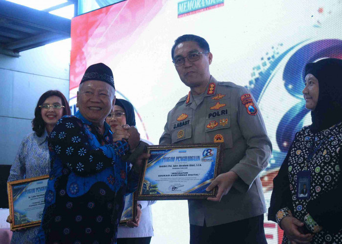 Kabidhumas Polda Jatim Diganjar Penghargaan Inspirator Edukasi Kamtibmas Digital
