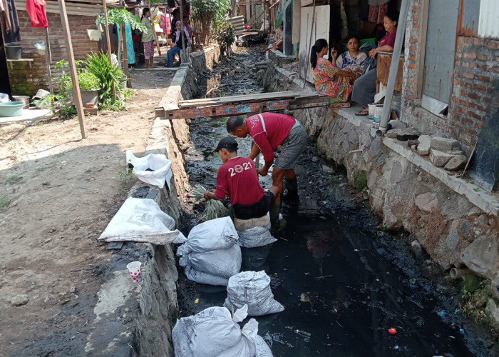 Cegah Banjir dan DBD, Warga dan Satgas Pematusan Kompak Kerja Bakti Bersihkan Saluran Pagesangan IV
