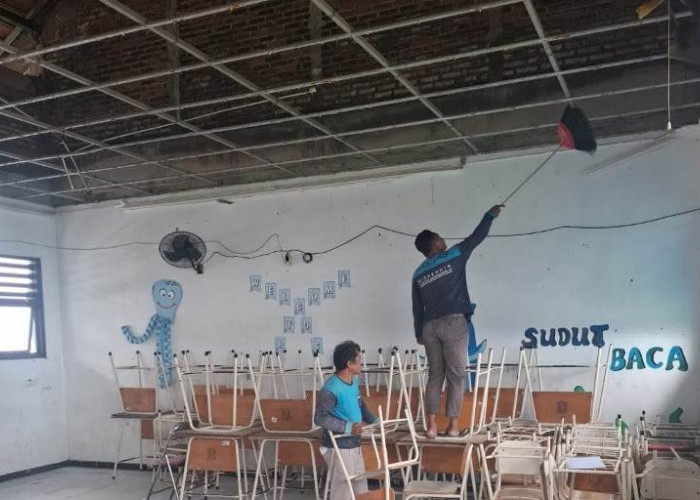 Angin Kencang dan Material Rapuh Picu Ambrolnya Plafon SMPN 60 Surabaya